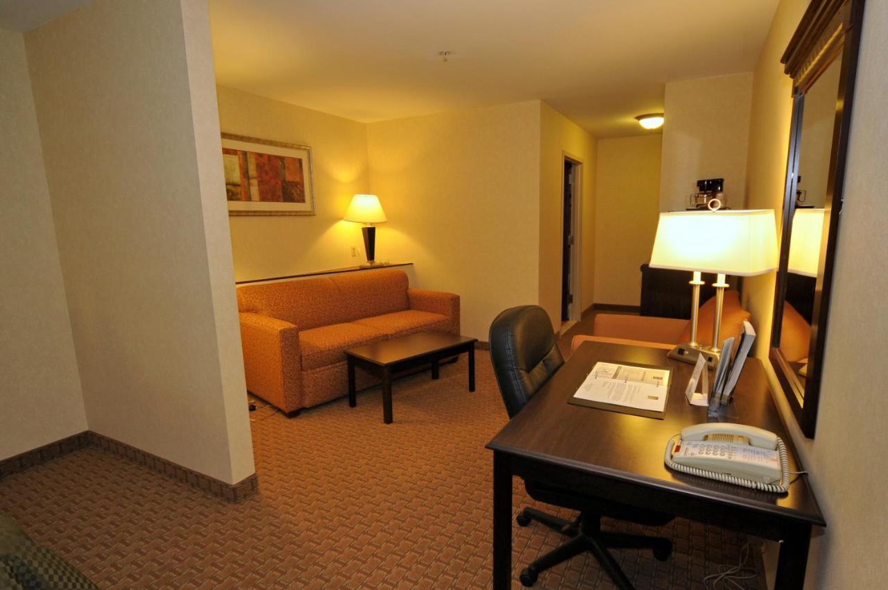 Tapa Hotel, Inn & Suites Мауа Екстериор снимка